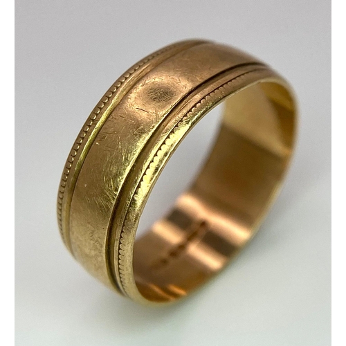 373 - A 9 K yellow gold band ring with a pair of grooves. Size: L1/2. weight: 2.7 g.