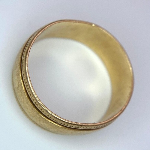 373 - A 9 K yellow gold band ring with a pair of grooves. Size: L1/2. weight: 2.7 g.