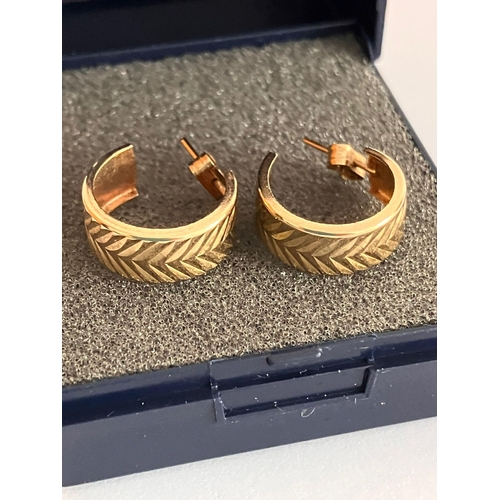 378 - Classic 9 carat GOLD HOOP EARRINGS. Chevron design. Complete with Gold Backs. 1.5 cm Diameter. 0.97 ... 