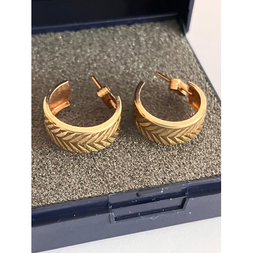 378 - Classic 9 carat GOLD HOOP EARRINGS. Chevron design. Complete with Gold Backs. 1.5 cm Diameter. 0.97 ... 