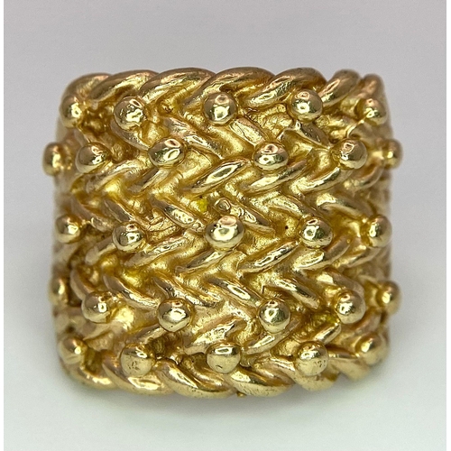 54 - A LARGE AND HEAVY 9K YELLOW GOLD SHOT/KEEPER RING, WEIGHT  13G AND SIZE T