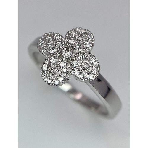 82 - A LUCKY 18K WHITE GOLD 4 LEAF CLOVER DIAMOND SET RING, APPROX 0.35CT, WEIGHT 3.9G SIZE M