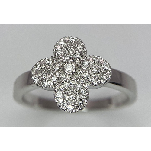 82 - A LUCKY 18K WHITE GOLD 4 LEAF CLOVER DIAMOND SET RING, APPROX 0.35CT, WEIGHT 3.9G SIZE M