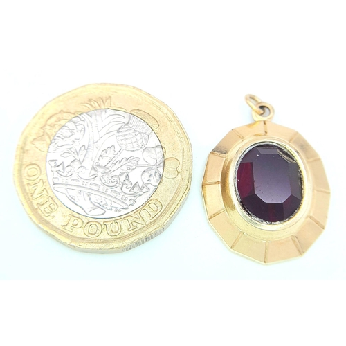 474 - A 9K Yellow Gold (tested) Garnet Pendant. 8 x 10mm garnet. 
2.3g total weight. 2.5cm.