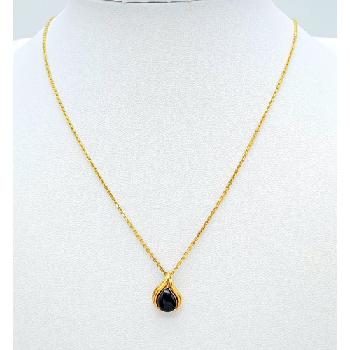 565 - A 9 K yellow gold chain necklace with a black onyx pendant, chain length: 40 cm, total weight: 2.5 g... 