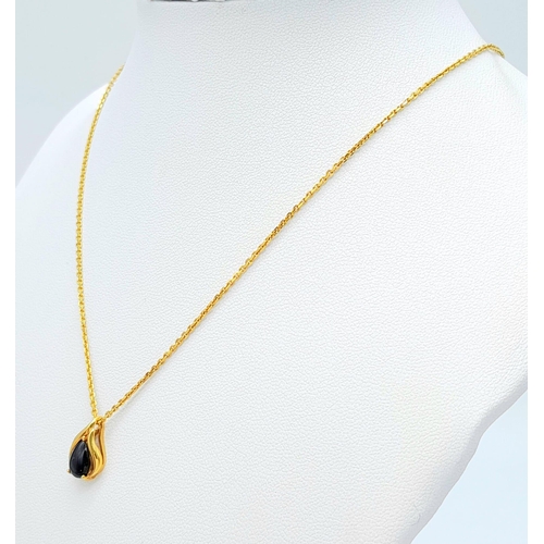 565 - A 9 K yellow gold chain necklace with a black onyx pendant, chain length: 40 cm, total weight: 2.5 g... 