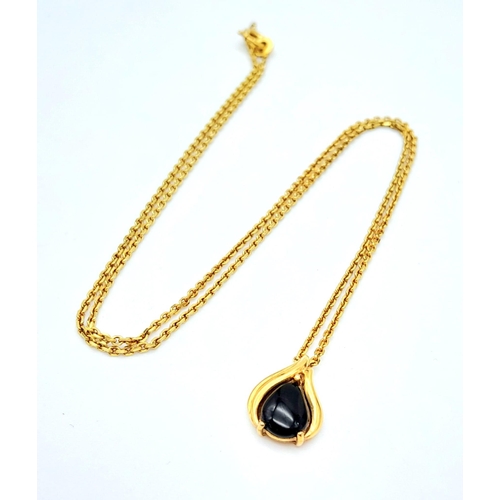 565 - A 9 K yellow gold chain necklace with a black onyx pendant, chain length: 40 cm, total weight: 2.5 g... 