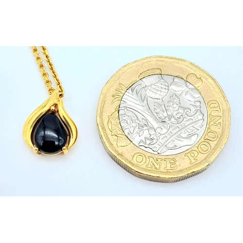 565 - A 9 K yellow gold chain necklace with a black onyx pendant, chain length: 40 cm, total weight: 2.5 g... 