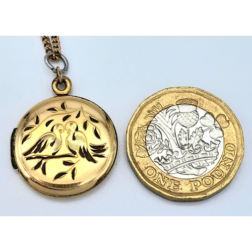 92 - A 9 K yellow gold locket with two loving birds sitting on a branch engraved on the front. With a cha... 