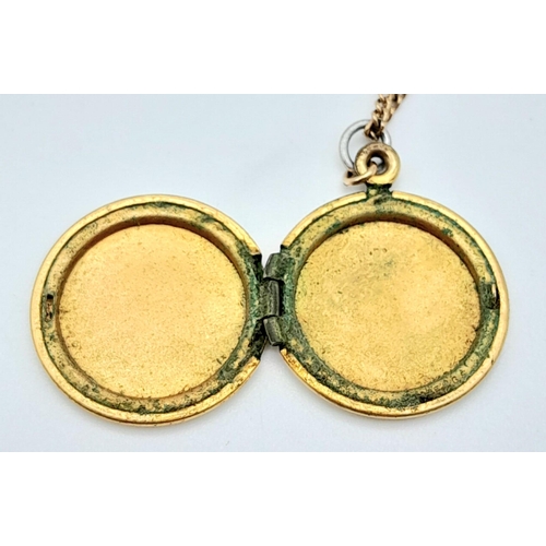 92 - A 9 K yellow gold locket with two loving birds sitting on a branch engraved on the front. With a cha... 