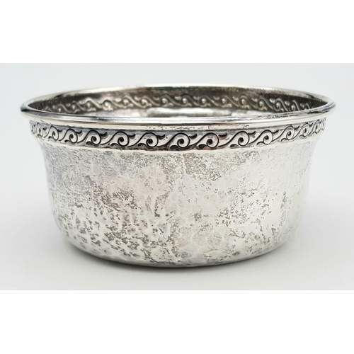 115 - A SOLID SILVER BOWL MADE BY JOHN LAWRENCE & CO IN BIRMINGHAM AND DATED 1913 , WITH HAND ETCHED RIM .... 