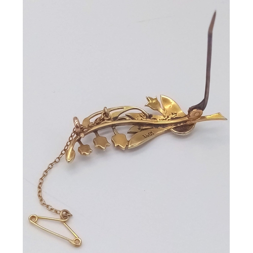 352 - An antique 15 K yellow gold floral brooch with natural seed pearls and security chain,  dimensions: ... 