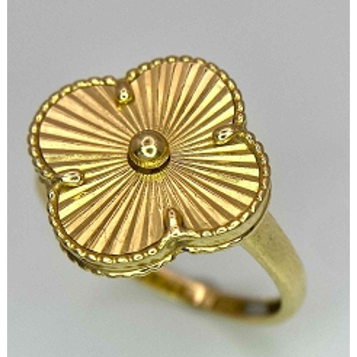 150 - An 18 K yellow gold ring with a ribbed clover on top. Size: S, weight: 2.9 g.