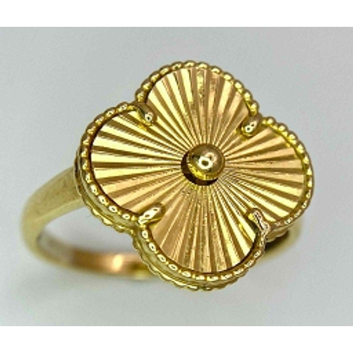 150 - An 18 K yellow gold ring with a ribbed clover on top. Size: S, weight: 2.9 g.