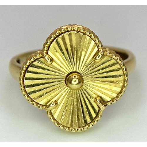 150 - An 18 K yellow gold ring with a ribbed clover on top. Size: S, weight: 2.9 g.