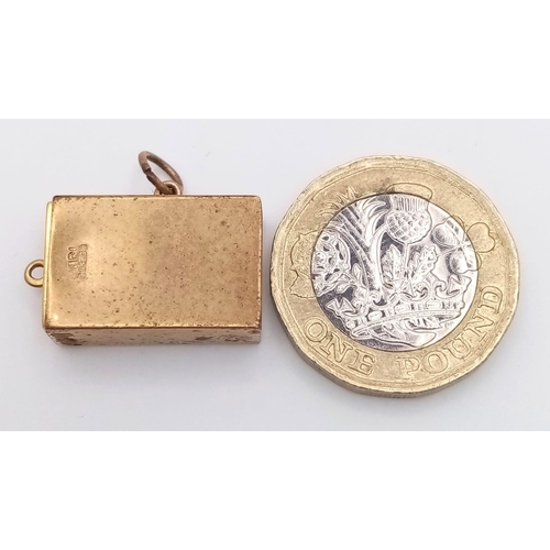 383 - A VINTAGE 9K YELLOW GOLD ENAMELLED BRITISH MADE MATCHBOX CHARM/PENDANT, WHICH PULLS OUT LIKE A REAL ... 