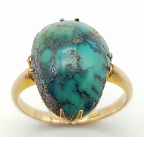 495 - A vintage 9 K yellow and rose gold ring with a large natural turquoise cabochon (18 x 13 x 7 mm), ri... 