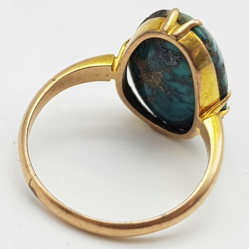 495 - A vintage 9 K yellow and rose gold ring with a large natural turquoise cabochon (18 x 13 x 7 mm), ri... 