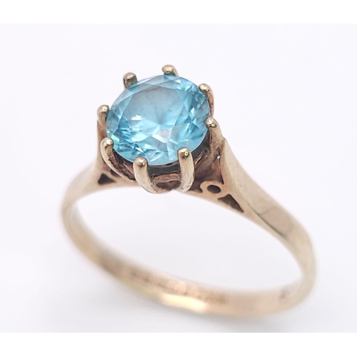 537 - A 9 K yellow gold solitaire ring with a round cut aquamarine (0.7 carats appr.), size: K, weight: 1.... 