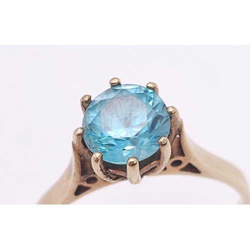 537 - A 9 K yellow gold solitaire ring with a round cut aquamarine (0.7 carats appr.), size: K, weight: 1.... 