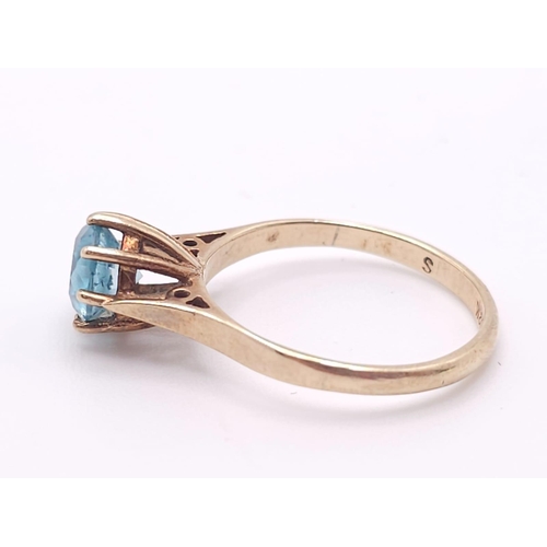 537 - A 9 K yellow gold solitaire ring with a round cut aquamarine (0.7 carats appr.), size: K, weight: 1.... 