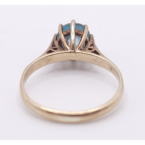 537 - A 9 K yellow gold solitaire ring with a round cut aquamarine (0.7 carats appr.), size: K, weight: 1.... 