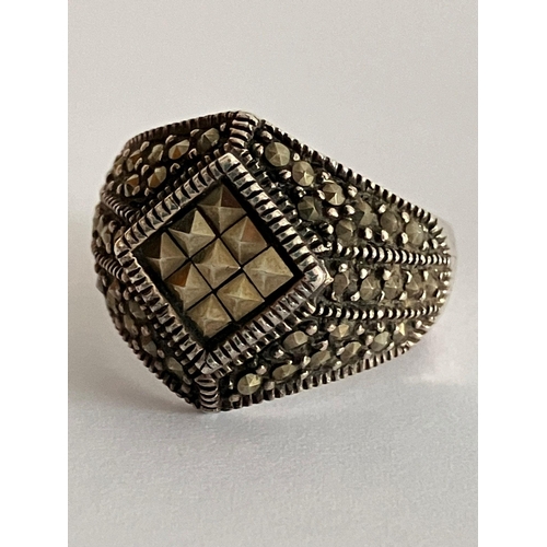 574 - Vintage SILVER MARCASITE RING. Having stunning geometric Marcasite decoration. Size M.