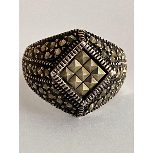 574 - Vintage SILVER MARCASITE RING. Having stunning geometric Marcasite decoration. Size M.