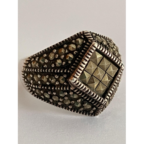 574 - Vintage SILVER MARCASITE RING. Having stunning geometric Marcasite decoration. Size M.