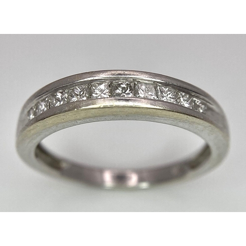 96 - An 18 K white gold ring with a diamond band (0.35 carats), size: P,  weight: 4 g.