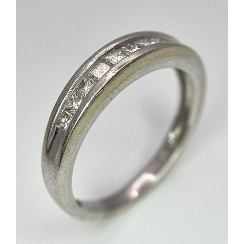 96 - An 18 K white gold ring with a diamond band (0.35 carats), size: P,  weight: 4 g.