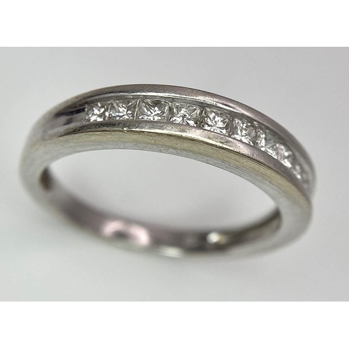 96 - An 18 K white gold ring with a diamond band (0.35 carats), size: P,  weight: 4 g.