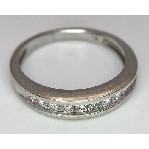 96 - An 18 K white gold ring with a diamond band (0.35 carats), size: P,  weight: 4 g.