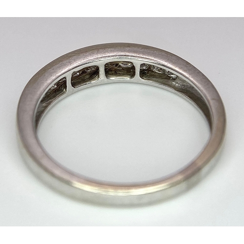 96 - An 18 K white gold ring with a diamond band (0.35 carats), size: P,  weight: 4 g.