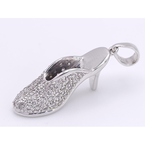 174 - A CHARMING 18K WHITE GOLD DIAMOND SET HIGH HEEL SHOE CHARM, APPROX 0.35CT, WEIGHT 3G