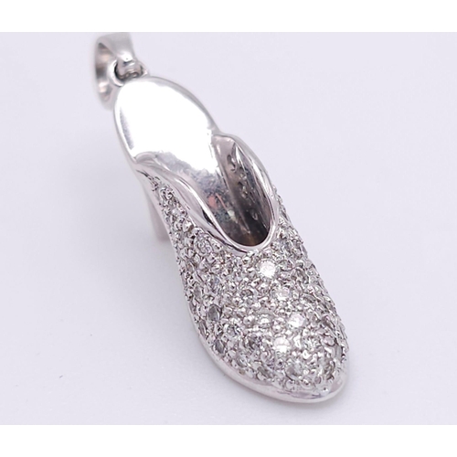 174 - A CHARMING 18K WHITE GOLD DIAMOND SET HIGH HEEL SHOE CHARM, APPROX 0.35CT, WEIGHT 3G