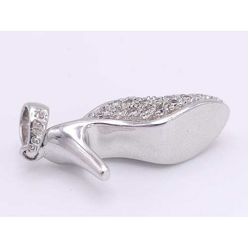 174 - A CHARMING 18K WHITE GOLD DIAMOND SET HIGH HEEL SHOE CHARM, APPROX 0.35CT, WEIGHT 3G