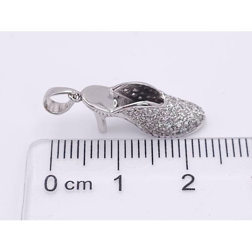 174 - A CHARMING 18K WHITE GOLD DIAMOND SET HIGH HEEL SHOE CHARM, APPROX 0.35CT, WEIGHT 3G