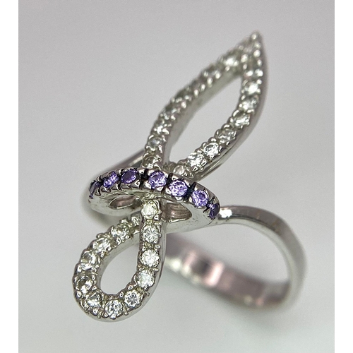 208 - An 18K White Gold CZ Fancy Knot Ring. Size O. 3.9g weight.