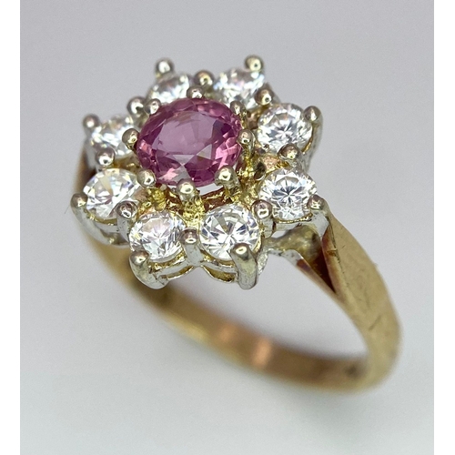 369 - AN ATTRACTIVE 9K YELLOW GOLD STONE SET CLUSTER RING IN FLORAL DESIGN, WEIGHT 1.9G SIZE J