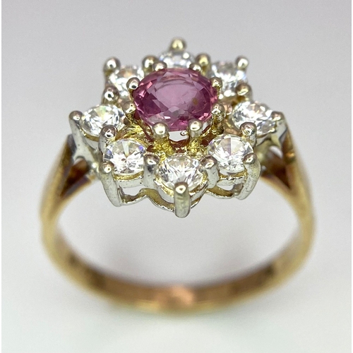 369 - AN ATTRACTIVE 9K YELLOW GOLD STONE SET CLUSTER RING IN FLORAL DESIGN, WEIGHT 1.9G SIZE J