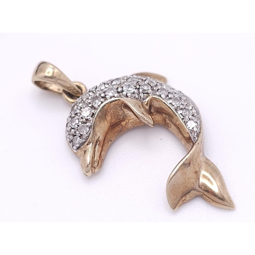 390 - A PRETTY 9K YELLOW GOLD DIAMOND SET DOLPHIN PENDANT, APPROX 0.30CT, WEIGHT 2.4G