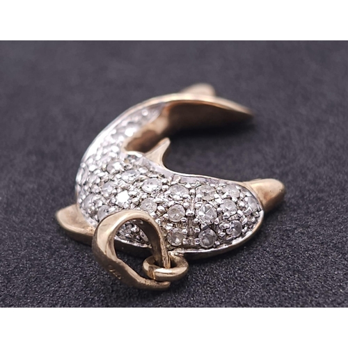 390 - A PRETTY 9K YELLOW GOLD DIAMOND SET DOLPHIN PENDANT, APPROX 0.30CT, WEIGHT 2.4G