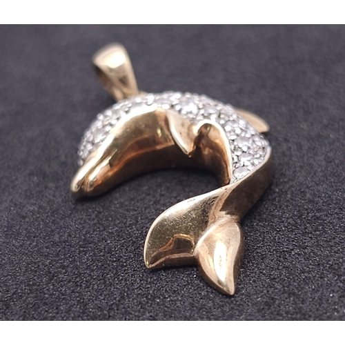 390 - A PRETTY 9K YELLOW GOLD DIAMOND SET DOLPHIN PENDANT, APPROX 0.30CT, WEIGHT 2.4G