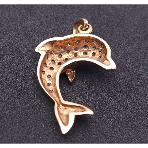 390 - A PRETTY 9K YELLOW GOLD DIAMOND SET DOLPHIN PENDANT, APPROX 0.30CT, WEIGHT 2.4G