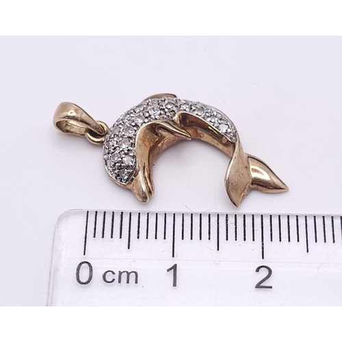 390 - A PRETTY 9K YELLOW GOLD DIAMOND SET DOLPHIN PENDANT, APPROX 0.30CT, WEIGHT 2.4G