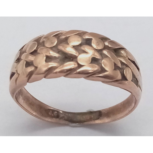 530 - A 9K rose gold keeper's ring, size: I, weight: 2 g.