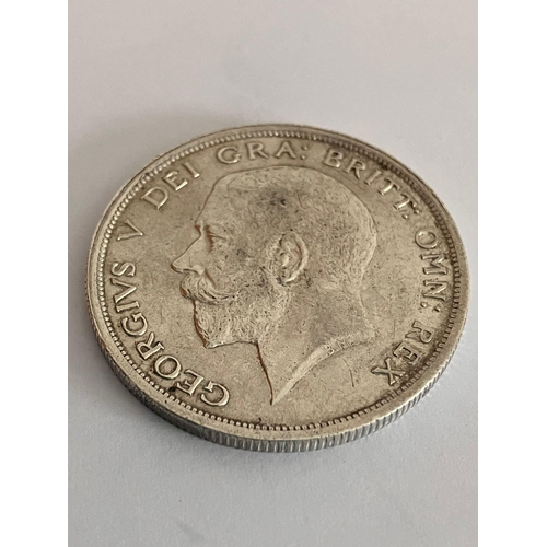 532 - 1916  SILVER HALF CROWN in Extra fine condition. Please see pictures.