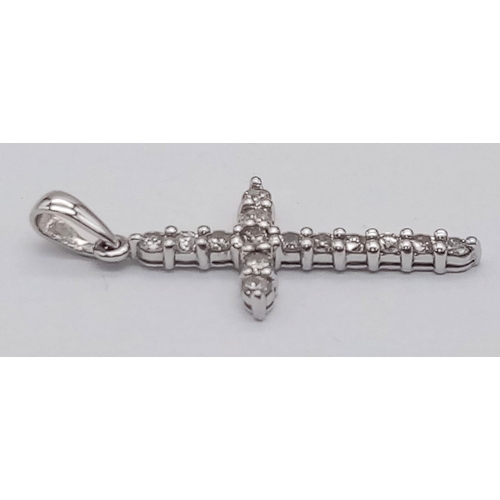 526 - An 18 K white gold cross, diamond set (0.40 carats), height (with bail):  32 mm, weight: 1.2 g