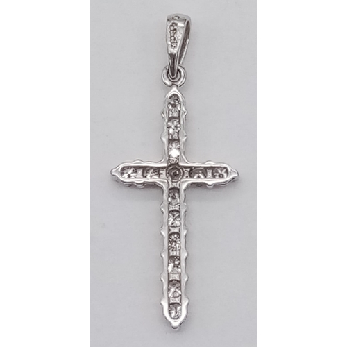 526 - An 18 K white gold cross, diamond set (0.40 carats), height (with bail):  32 mm, weight: 1.2 g